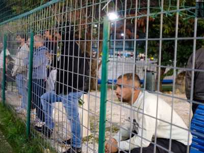 Mentre le squadre fanno il loro ingresso sul terreno di gioco, un cospicuo nugolo di tifosi inizia da subito ad assieparsi ai suoi lati